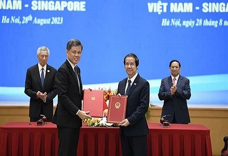Singapore will Treble the Amount of Scholarships Available to Vietnamese Students