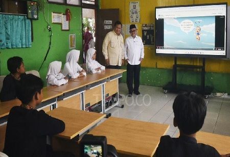 Indonesia Brings Smartboards to Remote Schools